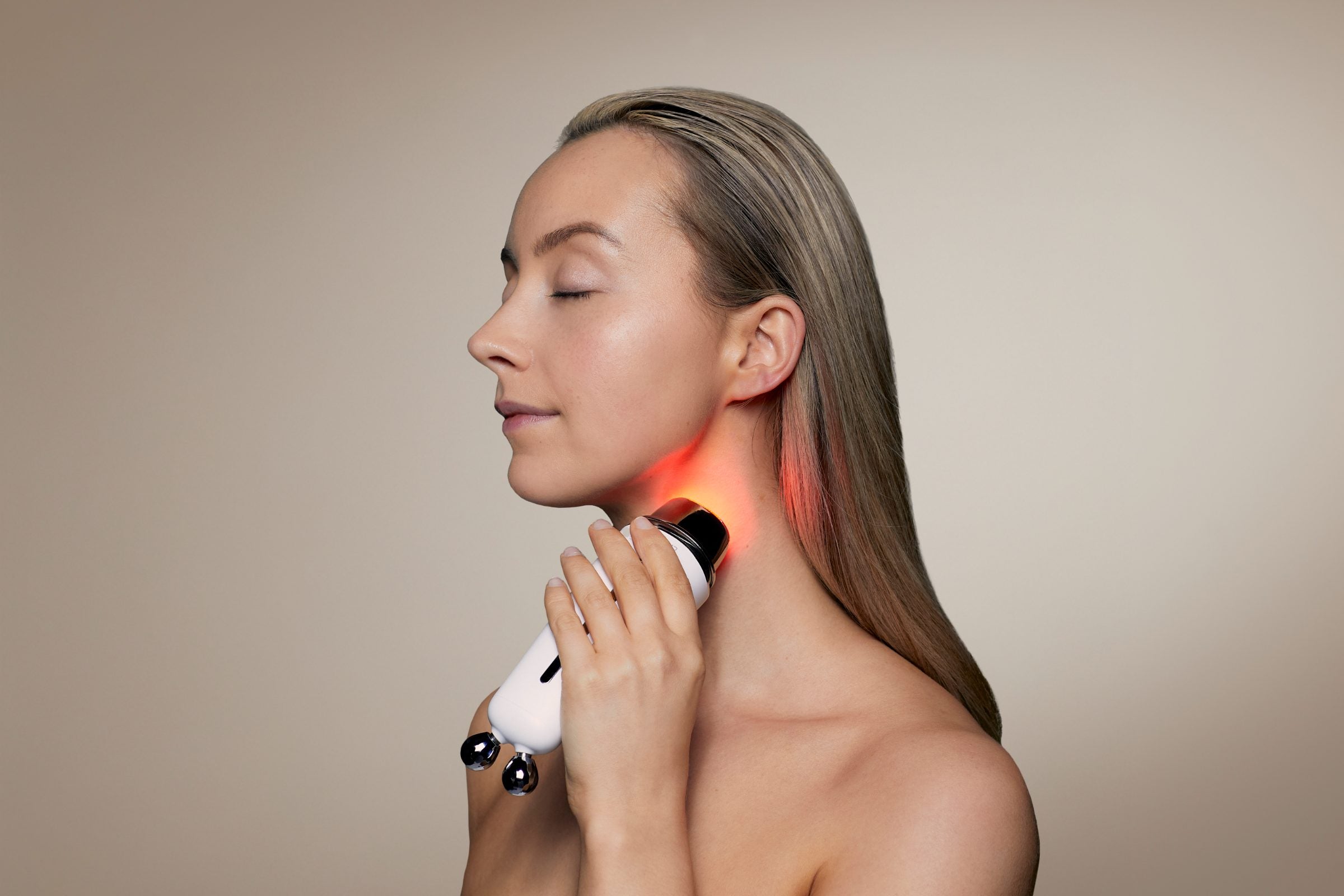 Sculpta by Déesse PRO in use on the neck and jawline