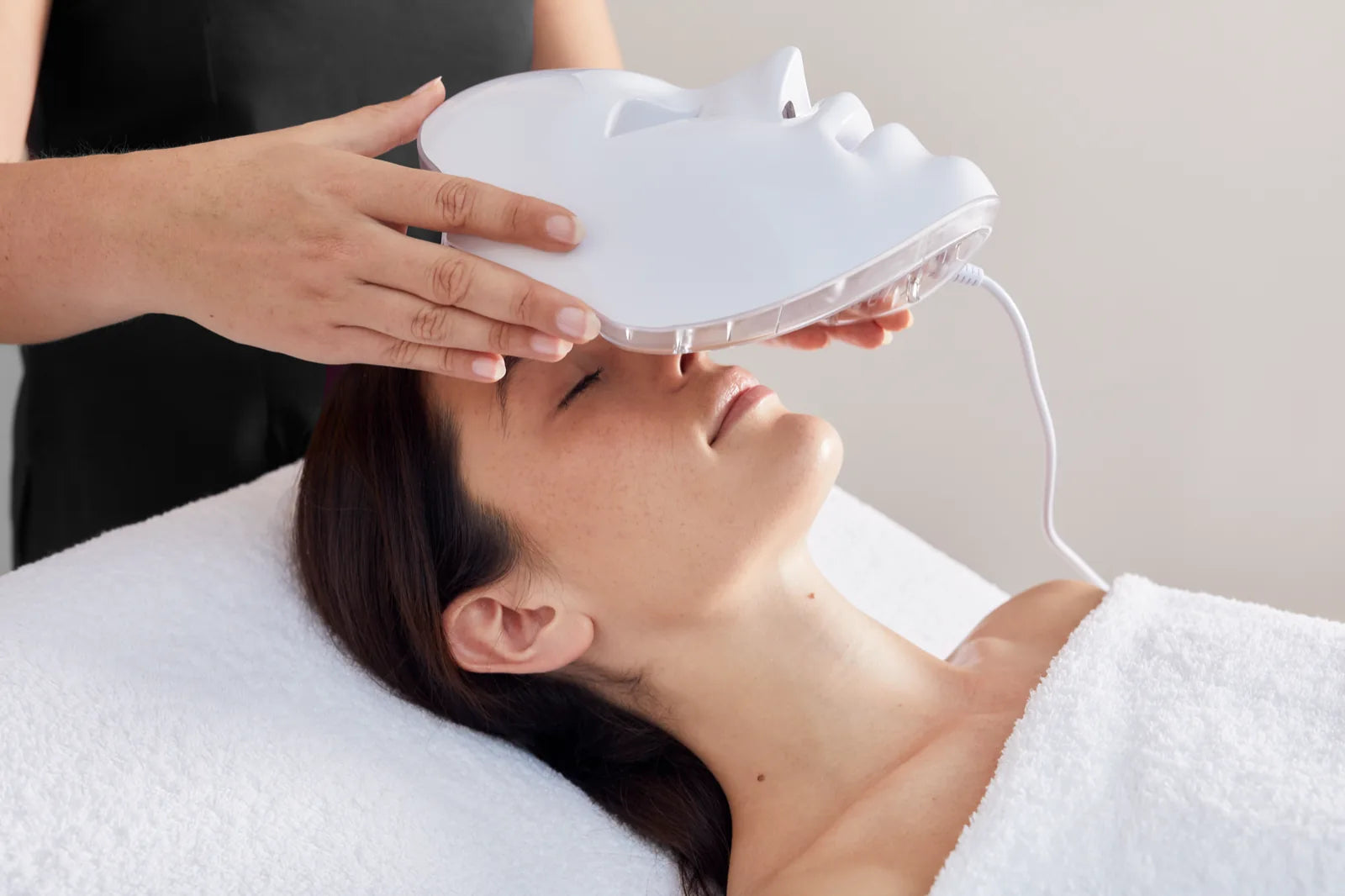 Déesse PRO clinic still showing professional LED therapy