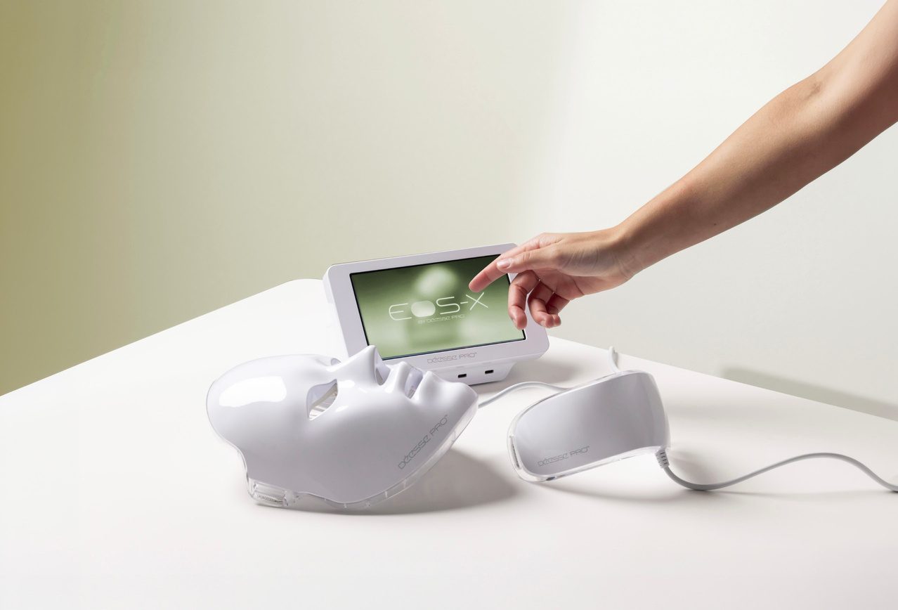 EOS-X by Déesse PRO with its touchscreen controller