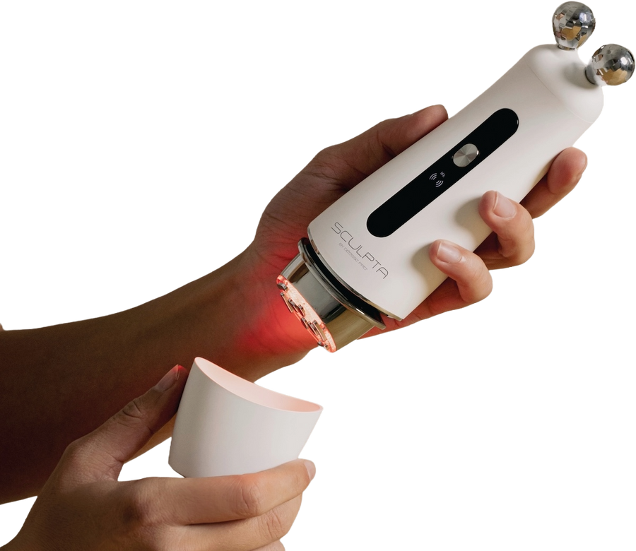 Sculpta by Déesse PRO handheld device in hand, red LED head lit